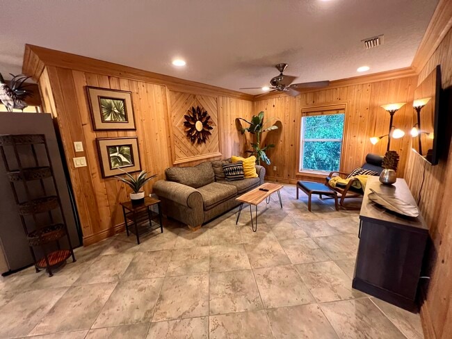 2162 SW Perry Ter, Unit Private Apartment in Stuart, FL - Foto de edificio - Building Photo