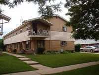 12135 Dearbourn Ave in Wauwatosa, WI - Foto de edificio - Building Photo