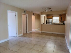 1542 Lake Crystal Dr in West Palm Beach, FL - Building Photo - Building Photo