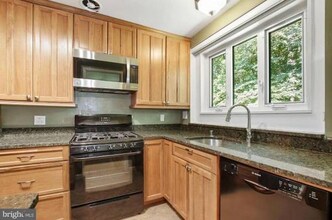 10412 Montrose Ave in Bethesda, MD - Foto de edificio - Building Photo