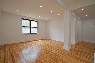 52-02 39th Ave in Queens, NY - Building Photo - Building Photo