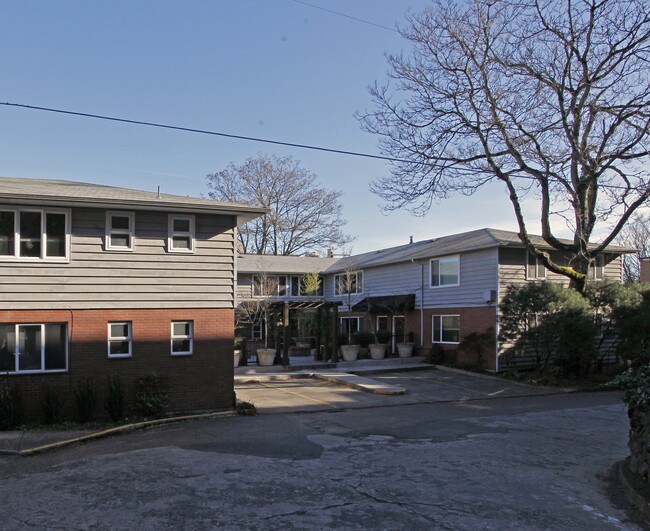 Cedar Crest in Portland, OR - Building Photo - Building Photo