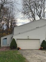 1098 Big Valley Dr in Coventry Township, OH - Building Photo