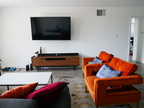 1054 E 2nd St, Unit 302 in Long Beach, CA - Building Photo - Building Photo