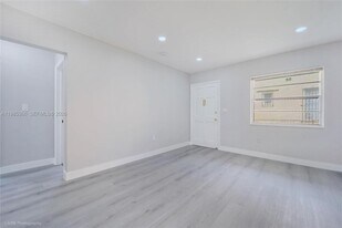 1057 NW 30th St in Miami, FL - Building Photo