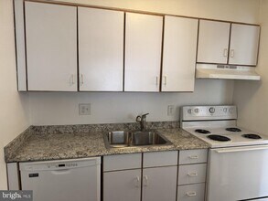 136 W Barre St-Unit -R in Baltimore, MD - Building Photo - Building Photo