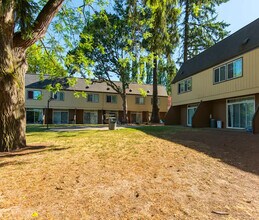 Burnwood Manor in Woodburn, OR - Building Photo - Building Photo