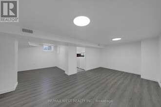 24 Walter Ave in Newmarket, ON - Building Photo - Building Photo