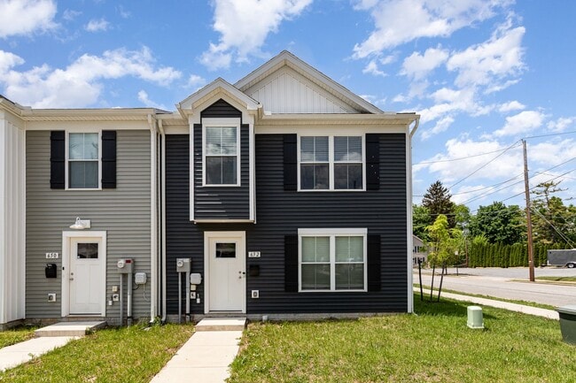 652 N College St in Carlisle, PA - Building Photo - Building Photo