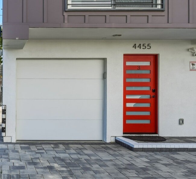 4455 Colfax Ave in North Hollywood, CA - Building Photo - Building Photo