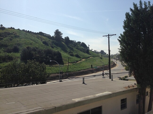 4353 Don Tomaso Dr, Unit 18 in Los Angeles, CA - Building Photo - Building Photo