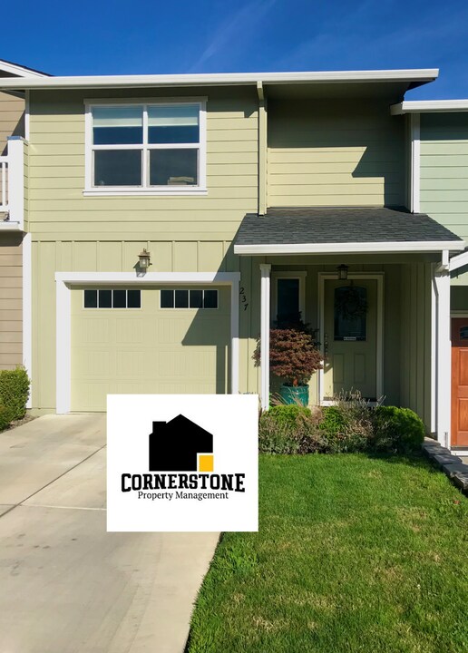 237 Dunthorpe Dr in Medford, OR - Foto de edificio