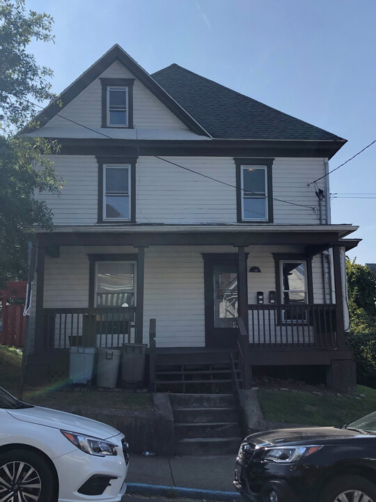 108 Kingwood St, Unit upstairs in Morgantown, WV - Building Photo