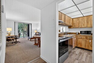 5220 Las Verdes Cir in Delray Beach, FL - Building Photo
