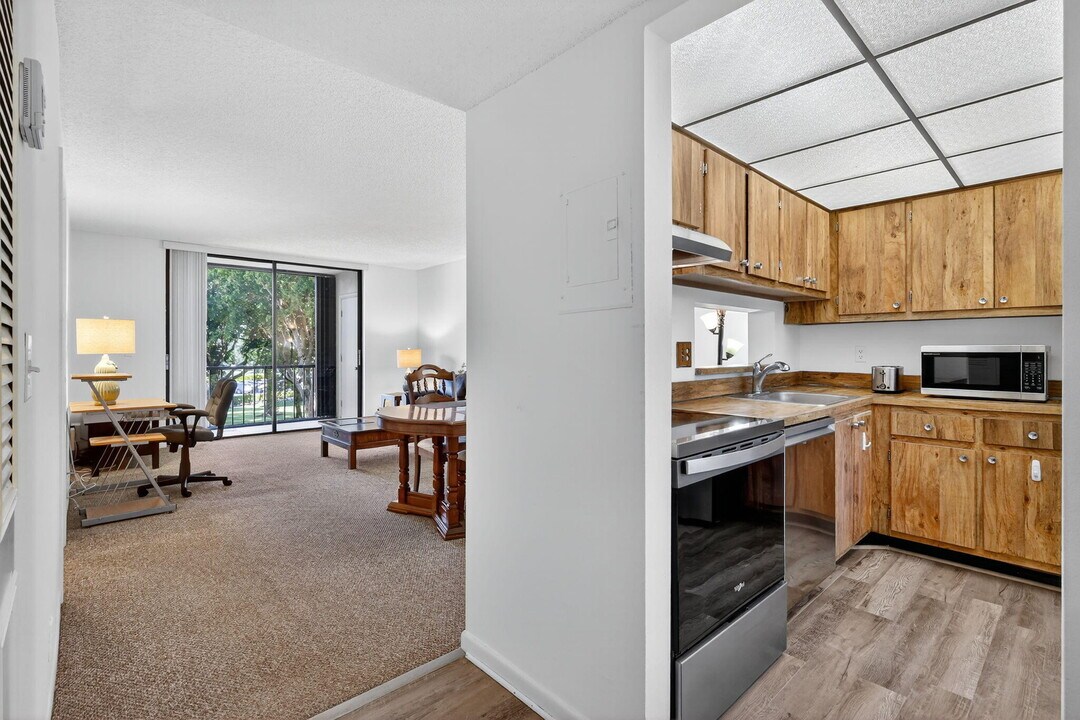 5220 Las Verdes Cir in Delray Beach, FL - Building Photo
