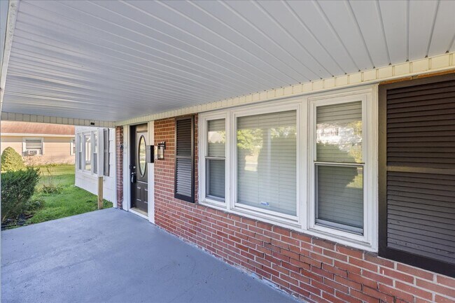 114 Millbrook Dr in Willingboro, NJ - Building Photo - Building Photo