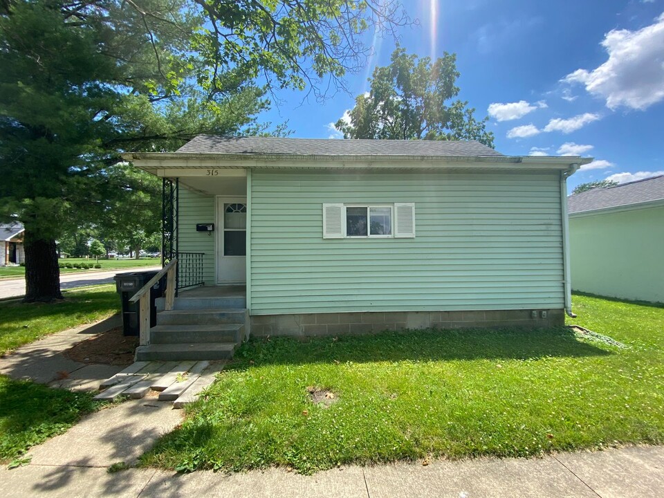 315 E Pembroke St in Tuscola, IL - Building Photo