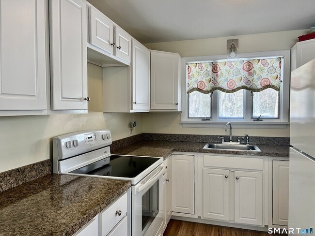 51 Billow Rd in East Lyme, CT - Foto de edificio - Building Photo