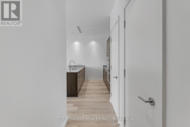 180 University Ave in Toronto, ON - Building Photo - Building Photo