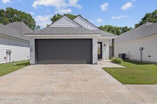 211 Alpine Dr in Lafayette, LA - Building Photo