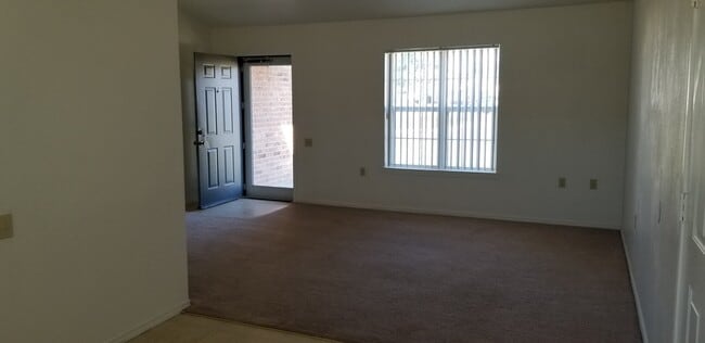 Cottonwood Estates Apartments in Casper, WY - Building Photo - Interior Photo