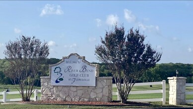 137 Bunkers Hill Rd in Floresville, TX - Building Photo - Building Photo