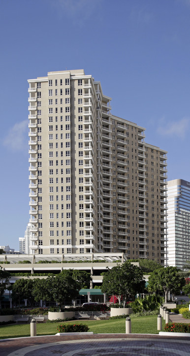 Courvoisier Courts in Miami, FL - Foto de edificio