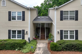 Williamsburg Square in Greensboro, NC - Foto de edificio - Building Photo