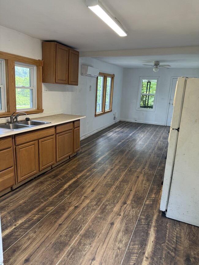 207 Poplar St in Pikeville, KY - Building Photo - Building Photo