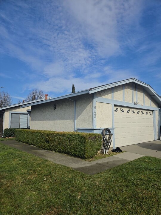 940 Matthew Ct in Fairfield, CA - Foto de edificio