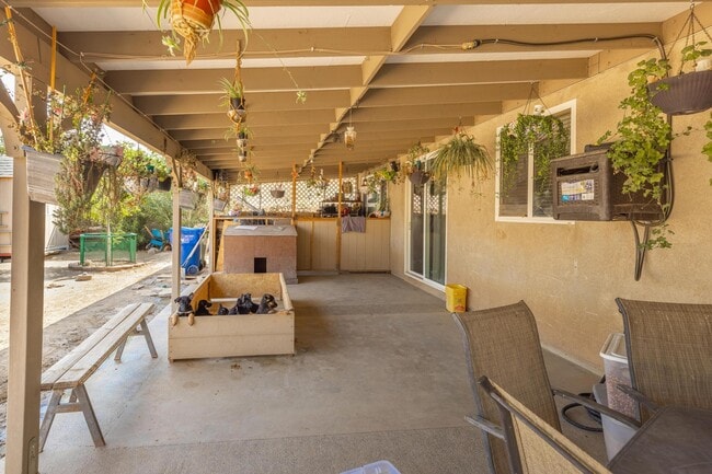 1123 E Avenue K14 in Lancaster, CA - Foto de edificio - Building Photo