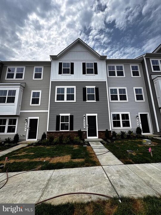 1233 Cedar Vly Rd in Ranson, WV - Building Photo
