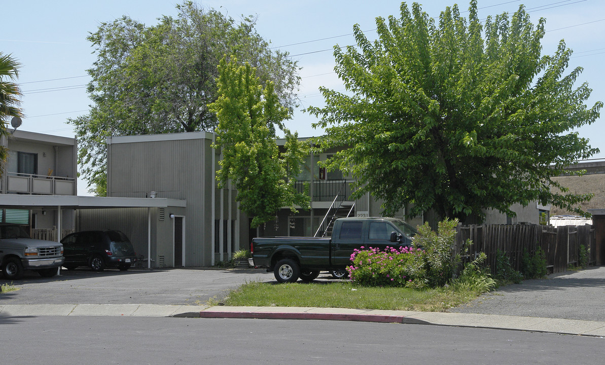 2231 Hillsborough Ct in Concord, CA - Building Photo