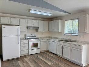 1559 SW 33rd St in Redmond, OR - Building Photo - Building Photo