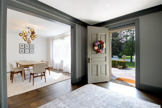 22 Westbury Rd in Garden City, NY - Building Photo - Building Photo