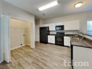 3803 Riverside Ct in Greensboro, NC - Foto de edificio - Building Photo