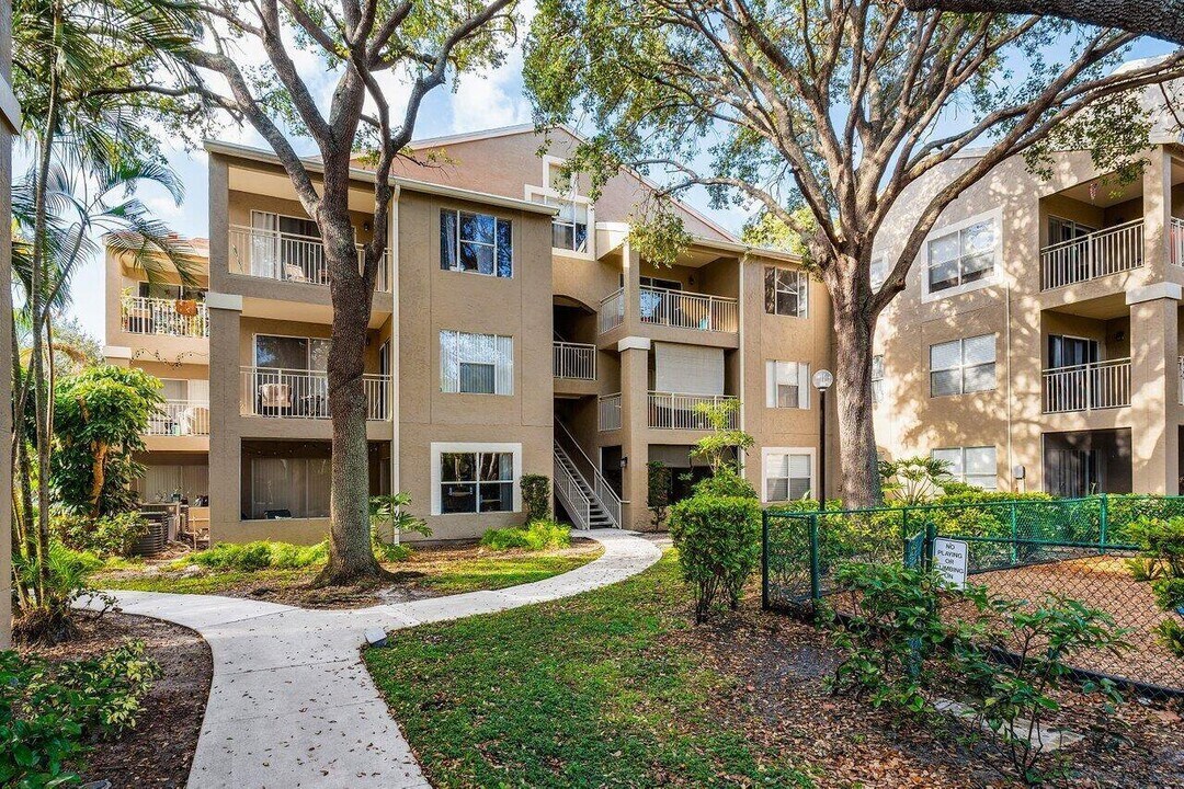 1750 Palm Trl, Unit Verano in Delray Beach, FL - Building Photo