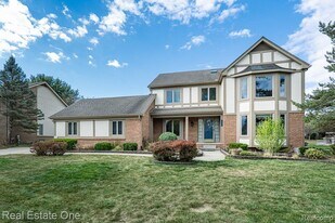 1574 Devonshire Dr in Troy, MI - Building Photo