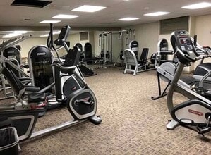 3101 S Manchester St, Unit Woodlake towers in Falls Church, VA - Building Photo - Building Photo