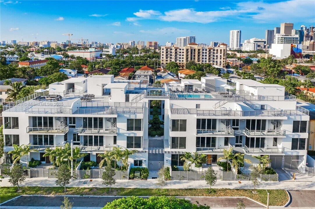 529 SW 11th St, Unit 202 in Miami, FL - Building Photo