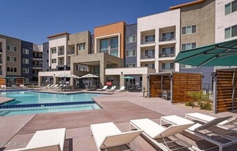 16985 W Van Buren St, Unit 1 in Goodyear, AZ - Foto de edificio - Building Photo