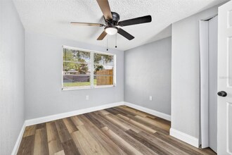9633 Lakeside Ln in Port Richey, FL - Building Photo - Building Photo