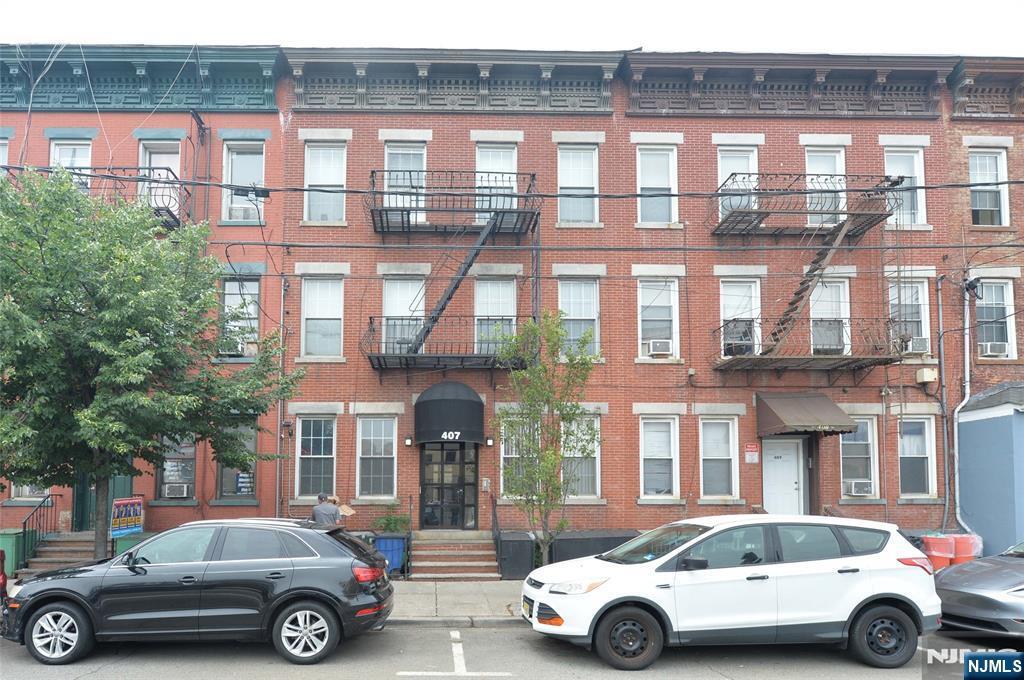 407 30th St in Union City, NJ - Building Photo