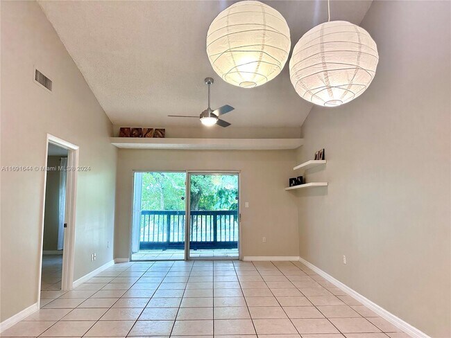 536 SW 113th Way, Unit #536 in Pembroke Pines, FL - Foto de edificio - Building Photo