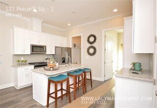 122 Philip's Square in Chapel Hill, NC - Building Photo - Building Photo