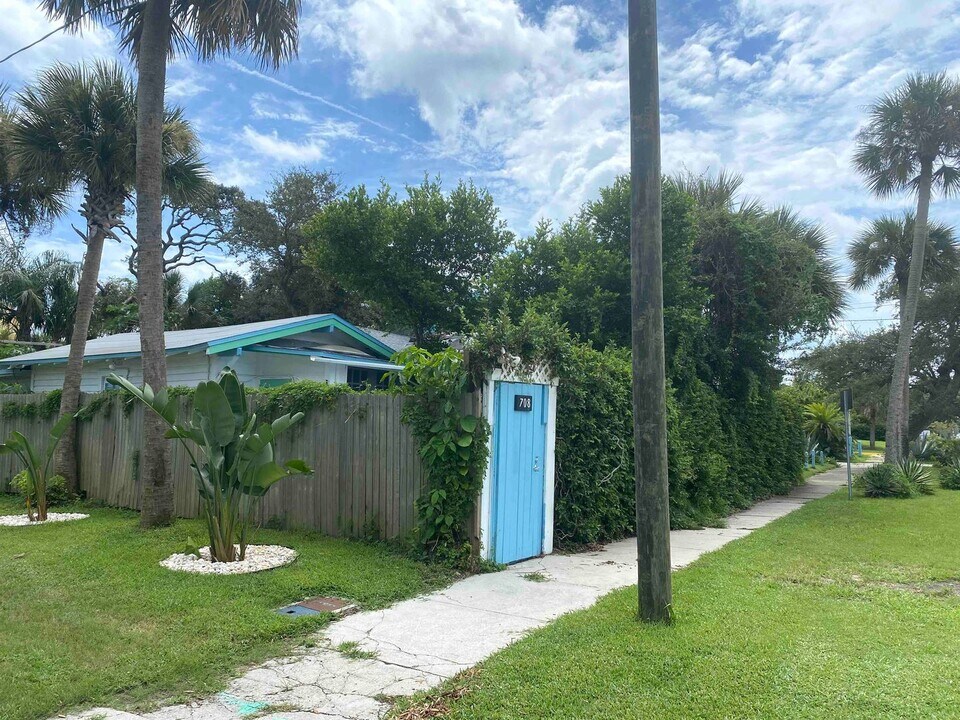 708 N Wild Olive Ave in Daytona Beach, FL - Building Photo