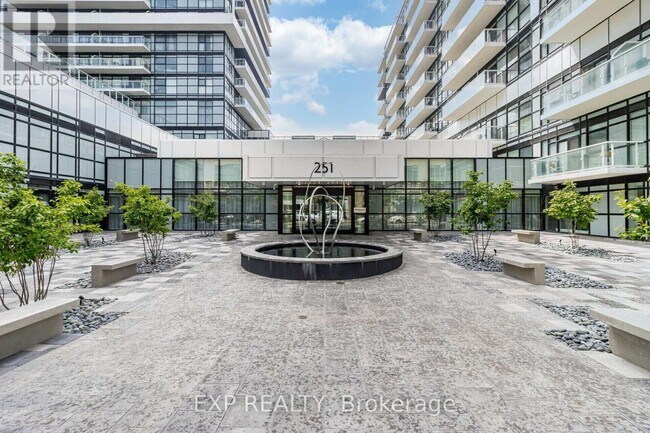 251-251 Manitoba St in Toronto, ON - Building Photo - Building Photo