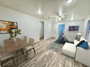 2111 E Broadway in Lubbock, TX - Foto de edificio - Building Photo