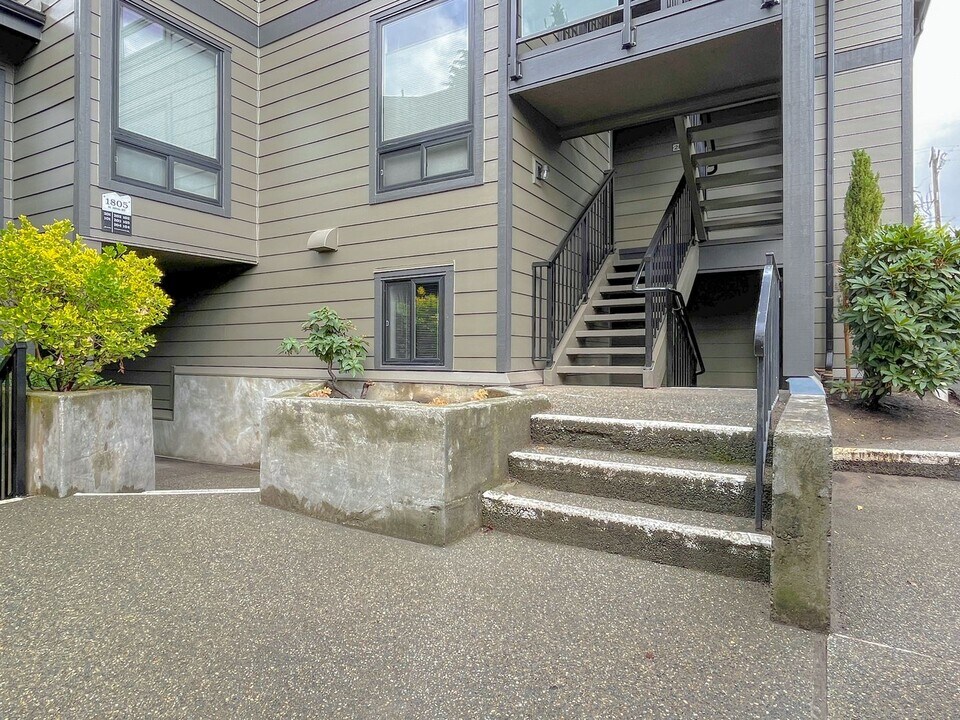 1809 N 107th St in Seattle, WA - Building Photo