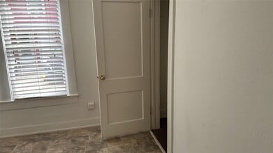 111 E Lewis St in Conroe, TX - Building Photo - Building Photo